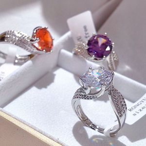 Anello Stile Tre Pietre con Dettaglio Accento Colorato Design Elegante Accessori Moda per Donne - Product Image 2