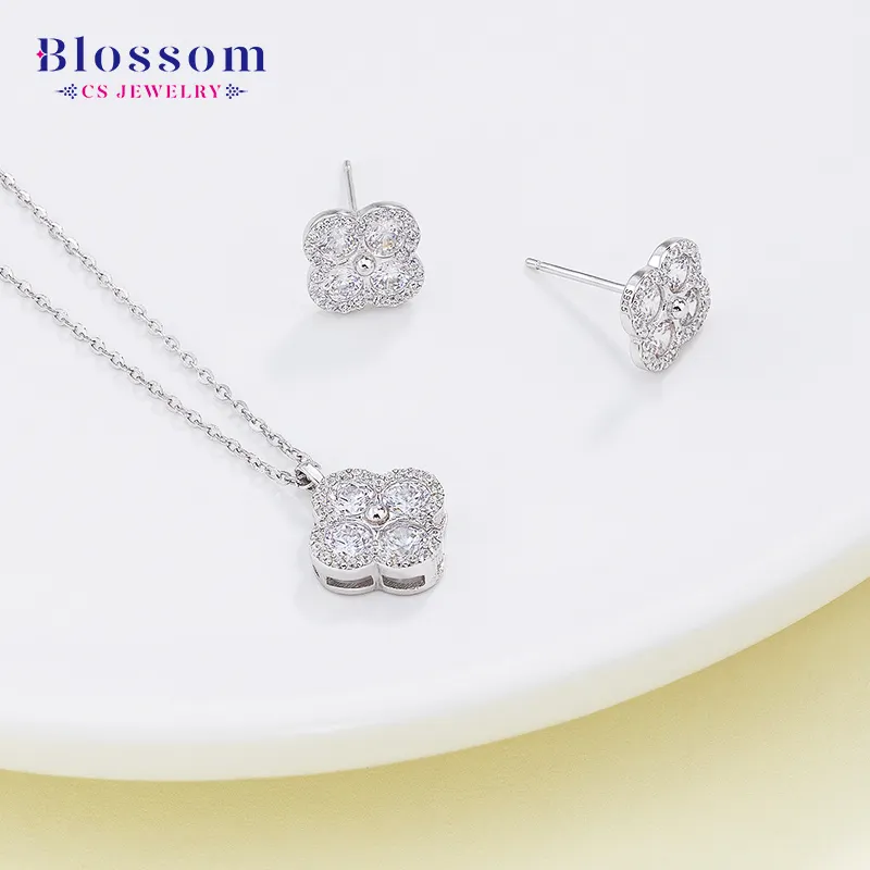 Blossom CS เครื่องประดับสไตล์ร้อนที่เรียบง่ายสี่ใบโคลเวอร์ชุดเครื่องประดับ 925 ต่างหูเงินลูกบาศก์เซอร์โคเนียสร้อยคอจี้สําหรับผู้หญิง