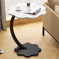 Table d'appoint en forme de C, plateau effet marbre, structure métallique incurvée, table d'appoint décorative pour canapé