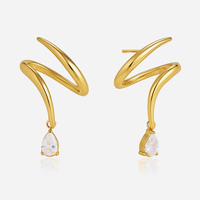 Boucles d'oreilles classiques en acier inoxydable plaqué or 18 carats J&D, forme linéaire ondulée torsadée avec strass blancs