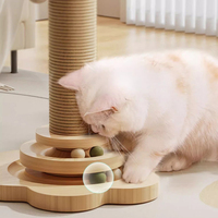 Poteau à gratter en bois pour chat avec jouet à bille rotative, poteau à gratter en sisal et jouet interactif à plumes pour chaton - Vente en gros