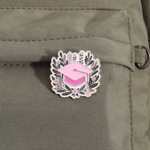 2025 स्नातक हैट एनमेल पिन कार्टून ट्रेंचर कैप ब्रोच बैज छात्रों के लिए गहने उपहार - Product Image 3