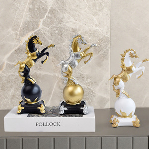 Statuetta di piccolo cavallo in resina transfrontaliera eco-compatibile con scultura in piedi creativa fatta a mano sala ingresso TV - Product Image 5