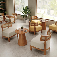 Ensemble de table et fauteuils en rotin et bois massif, style moderne et personnalisé, pour café, restaurant, librairie, salon commercial.