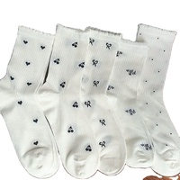 Chaussettes mi-mollet pour femmes en coton mélangé respirant, tricotées côtelées, avec un petit imprimé minimaliste pour un usage quotidien décontracté