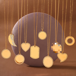 Collana con Ciondolo Personalizzabile a Cuore Trendy in Acciaio Inossidabile Placcato Oro 18K con Zirconi, Impermeabile, Anti-Appannamento, Incisione Gratuita - Product Image 1