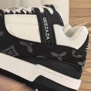 Chaussures de sport à plateforme de qualité supérieure, élégantes et luxueuses, noires et blanches avec motifs imprimés, idéales pour la marche - Product Image 1