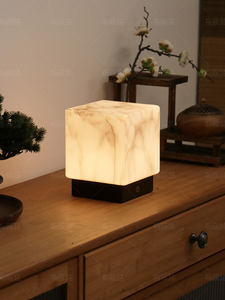 Großhandel Custom Accent Designed Wiederauf ladbare 18650 Batterie Neuartige Würfel Glas Tisch lampe Holz sockel Stimmungs lampe für Lobby Schlafzimmer - Product Image 2