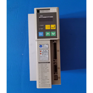 Servoaccionamiento AC R88D-HS22 para Automatización Industrial, Construcción de Aluminio y Plástico, Usado en Buen Estado - Product Image 1