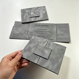 Carpeta <span class=keywords><strong>de</strong></span> terciopelo personalizada al por mayor con logotipo plateado en relieve para tarjetas <span class=keywords><strong>de</strong></span> regalo, invitaciones <span class=keywords><strong>de</strong></span> boda <span class=keywords><strong>de</strong></span> lujo y embalaje <span class=keywords><strong>de</strong></span> tarjetas <span class=keywords><strong>de</strong></span> regalo. - Product Image 1