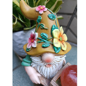 Statue de gnome <span class=keywords><strong>elfe</strong></span> sans visage en résine pour l'extérieur poussant le chariot avec lumière solaire orange pour la décoration de figurines de jardin de noël - Product Image 4