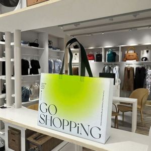 Bolsa de Compras Personalizada de Tela No Tejida con Recubrimiento de Película Verde, Bolsa de Regalo para Empacar Camisetas y Ropa - Product Image 6