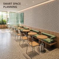 Ensemble de bancs vert sauge avec coussins et traverses, table ronde en bois avec chaises et tables sur piédestal pour restaurant, idéal pour café peu encombré