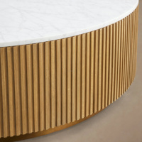 Table basse ronde surdimensionnée de prestige en marbre, base en chêne cannelé, plateau en pierre de Carrare, bureau central de luxe pour villa avec socle doré