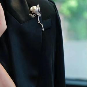 Broche en cristal de forme baroque haut de gamme, perle rose, verre trempé avec un design simple de fleur de poitrine pour les accessoires de manteau et de costume - Product Image 4