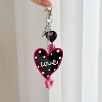 Porte-clés en acrylique perlé Y2K rose et noir à pois, avec breloques cœur, dés, fleur, fraise, lettre d'amour esthétique et pendentif de sac en acier inoxydable