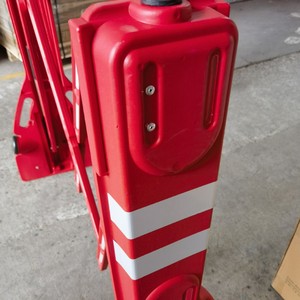 Barriera di isolamento mobile telescopica per uso esterno per uso stradale barriera per il traffico stradale con soffiaggio in HDPE all'ingrosso - Product Image 6