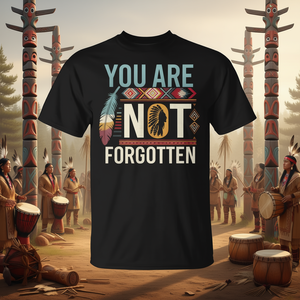 Camiseta con la frase 'No estás olvidado' para la celebración del Día de los Indios - Product Image 3