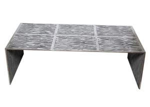 Table basse moderne en métal avec motif ondulé, mobilier de salon contemporain, finition artisanale - Product Image 1
