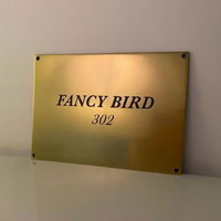 Plaque signalétique en laiton au design minimaliste moderne, personnalisée, protégée contre les UV, signalétique extérieure de haute qualité pour cadeau d'entreprise