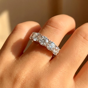 Anello a fascia in argento sterling 925 con moissanite GRA 5 da 0,5 ct e 1 ct, a 4 griffe, con 5 diamanti, stile half <span class=keywords><strong>eternity</strong></span>, <span class=keywords><strong>gioielli</strong></span> da donna <span class=keywords><strong>di</strong></span> alta qualità, vendita all'ingrosso direttamente dalla fabbrica - Product Image 4