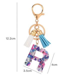 Vente en gros de 26 breloques en résine avec lettres de l'alphabet anglais scintillantes, style girly, <span class=keywords><strong>porte</strong></span>-clés avec pompon - Product Image 3