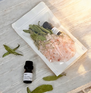 Sac de <span class=keywords><strong>sel</strong></span> de <span class=keywords><strong>bain</strong></span> exfoliant S&Soak avec huile essentielle de bien-être relaxante et fleurs séchées de <span class=keywords><strong>sel</strong></span> de l'Himalaya, flacon en verre - Product Image 2