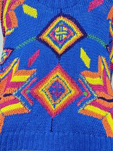 Suéter de mujer casual bohemio tejido por ordenador multicolor con patrón de rombos y logotipo frontal - Product Image 4