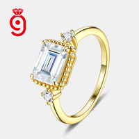 Bague de fiançailles à trois pierres en moissanite taille émeraude, en argent S925 plaqué or, avec halo perlé milgrain et moissanite ronde latérale, pour usage quotidien