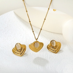 Juego de Collar y Aretes de Acero Inoxidable con Baño de Oro de 18K, Diseño Geométrico Texturizado, Joyería Clásica con Corazón de Ópalo para Mujer - Product Image 4