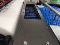 Machine d'étiquetage double face conforme aux normes GMP pour bouteilles carrées de l'industrie biotechnologique et de laboratoire, sachets de perfusion et surfaces planes