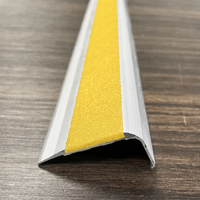 Seniorensichere Treppenauflage Rutschfeste Aluminium-Bullnose-Treppenkantenprofil Kommerzielle Treppenstufenauflage Moderne Karborundum-Auflage für Innen- und Außenbereiche