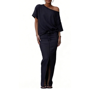 Ensemble 2 pièces en jean pour femme : haut court à épaules dénudées et jupe longue fendue sur le devant – Tenue tendance pour femme - Product Image 3