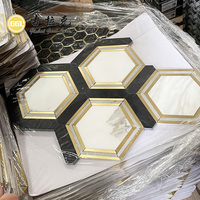 Marbre de forme d'hexagone de conception de luxe avec le carreau de mosaïque Waterjet en laiton pour la décoration de plancher de mur