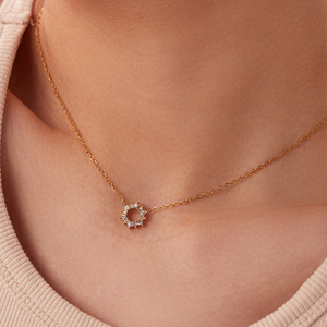 Collier en or en forme de fleur avec pavé de zircon blanc pour bijoux de mode - Product Image 4