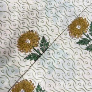 Tissu imprimé en coton blanc cassé de qualité supérieure, orné de grandes fleurs de chrysanthème jaune moutarde et de feuilles botaniques vertes riches - Product Image 5