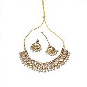 Parure de bijoux de créateur pour soirée, en zircon doré antique, au design traditionnel et magnifique, comprenant un collier ras-du-cou simple et des boucles d'oreilles pour femme, couleur or. - Product Image 1