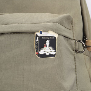Pin Esmaltado con Forma <span class=keywords><strong>de</strong></span> <span class=keywords><strong>Libro</strong></span> <span class=keywords><strong>de</strong></span> Literatura Gótica, Broche <span class=keywords><strong>de</strong></span> Novela <span class=keywords><strong>de</strong></span> Romance Vampírico para Regalo Coleccionable - Product Image 4
