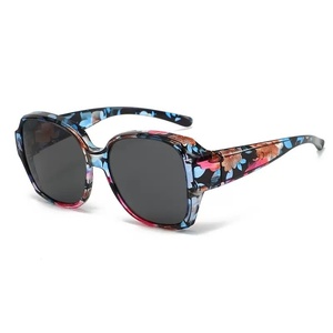 Occhiali <span class=keywords><strong>da</strong></span> Sole Quadrati alla Moda <span class=keywords><strong>con</strong></span> <span class=keywords><strong>Lenti</strong></span> Polarizzate ad Alta Definizione e <span class=keywords><strong>Protezione</strong></span> <span class=keywords><strong>UV</strong></span> Unisex per la Guida - Product Image 1