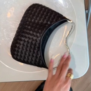 Bolso Tote Tejido en Forma de Dumpling, Color Negro Sólido, Costuras Trenzadas, Cierre de Cremallera, Primavera 2026, Uso Diario - Product Image 3