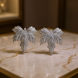 Orecchini a perno di lusso in oro bianco con foglia e micro inserti di strass in cristallo per donna, gioielli da festa, forma a pianta in metallo argentato - Product Image 2