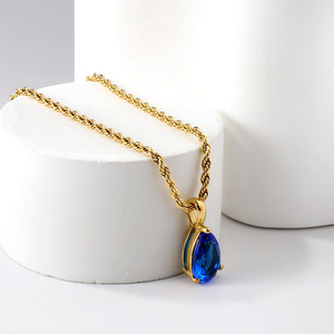 Collier en acier inoxydable plaqué or 18 carats PVD avec <span class=keywords><strong>pendentif</strong></span> chaîne torsadée, <span class=keywords><strong>saphir</strong></span> rose, <span class=keywords><strong>goutte</strong></span> <span class=keywords><strong>d</strong></span>'<span class=keywords><strong>eau</strong></span> bleue et diamant jaune pour les soirées - Product Image 4