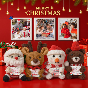 Ensemble de poupées de Noël au crochet faites à la main, Père Noël, Bonhomme de neige, Renne, Ours avec carte de vœux pour la décoration de la maison et les cadeaux - Product Image 6