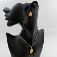 Set Perhiasan Vintage Bertekstur Emas, Kalung Liontin dan Anting Tusuk untuk Wanita, Gaya Boho dengan Motif Bunga Clover Geometris
