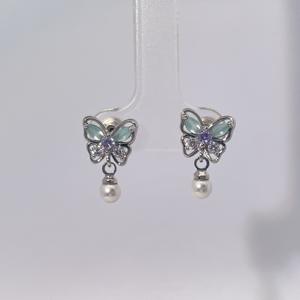 Boucles d'oreilles classiques pour femmes en forme de papillon, en zircon cubique de couleur bleu clair, imitation perle, plaqué or sur la base en laiton, de la marque Tianyu Gems - Product Image 1