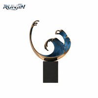 Sculpture d'art métallique moderne abstraite vague océanique fluide en acier inoxydable doré et résine cristalline bleue, fabrication sur mesure