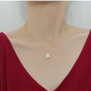 Collar de Clavícula Chapado en Plata 925 con Oro de 18K, Collar de Perlas Keshi en Forma de Pétalo, Estilo Simple y Elegante - Product Image 1