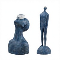 Sculpture artisanale nordique abstraite en résine bleue, représentant un homme réfléchissant, avec boule de verre, figurine d'art moderne pour la décoration d'étagères de maison ou de bureau