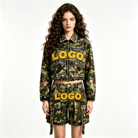 Ensemble 2 pièces camouflage pour femme : veste courte et short cargo, avec effet éclaboussures de peinture graffiti, patch lettre effet serviette, clouté et strass, style streetwear