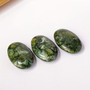 Pierre de cristal de jade vert poli en gros pour la décoration intérieure, le Feng Shui et les cadeaux de fêtes uniques - Product Image 2